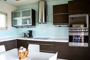 Green Luxury Villa Near The Sea