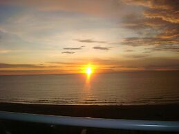 Modern 3 Bedroom Apartment With Sea-beach View