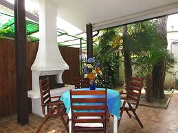 Lovely Villa With Spacious Private Garden