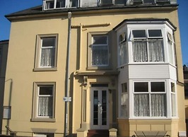 Flat - Sleeps 2 & Parking Available