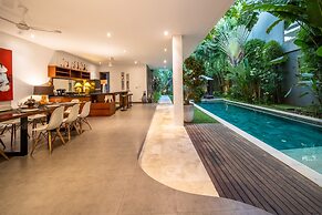 Colorful Private Villa 3 BR, Seminyak With Staff