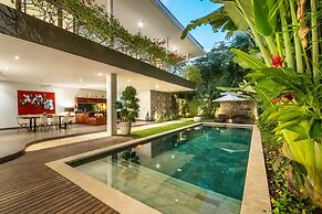 Colorful Private Villa 3 BR, Seminyak With Staff