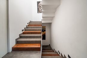 Colorful Private Villa 3 BR, Seminyak With Staff