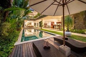 Colorful Private Villa 3 BR, Seminyak With Staff