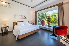 Colorful Private Villa 3 BR, Seminyak With Staff