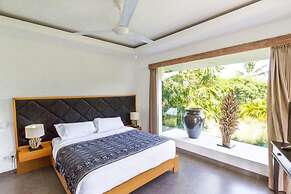 Colorful Private Villa 3 BR, Seminyak With Staff
