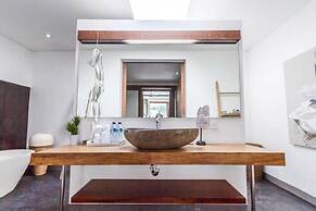 Colorful Private Villa 3 BR, Seminyak With Staff