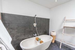 Colorful Private Villa 3 BR, Seminyak With Staff