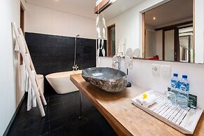 Colorful Private Villa 3 BR, Seminyak With Staff