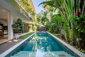 Colorful Private Villa 3 BR, Seminyak With Staff