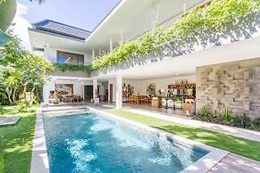 Colorful Private Villa 3 BR, Seminyak With Staff
