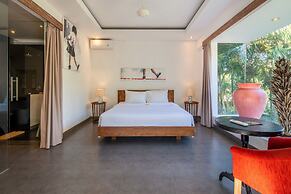 Colorful Private Villa 3 BR, Seminyak With Staff