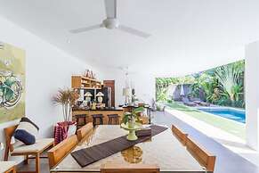 Colorful Private Villa 3 BR, Seminyak With Staff