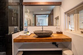 Colorful Private Villa 3 BR, Seminyak With Staff