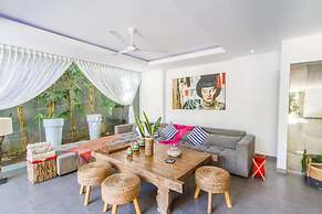 Colorful Private Villa 3 BR, Seminyak With Staff