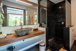 Colorful Private Villa 3 BR, Seminyak With Staff