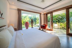 Colorful Private Villa 3 BR, Seminyak With Staff