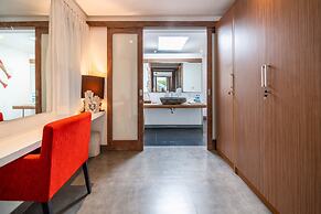 Colorful Private Villa 3 BR, Seminyak With Staff