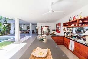 Colorful Private Villa 3 BR, Seminyak With Staff