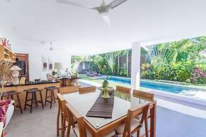 Colorful Private Villa 3 BR, Seminyak With Staff