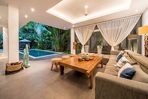 Colorful Private Villa 3 BR, Seminyak With Staff