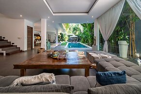 Colorful Private Villa 3 BR, Seminyak With Staff