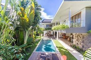 Colorful Private Villa 3 BR, Seminyak With Staff