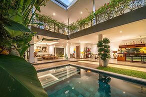 Colorful Private Villa 3 BR, Seminyak With Staff