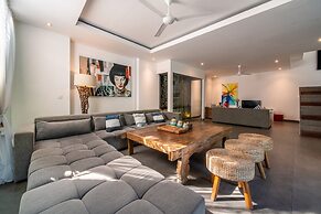 Colorful Private Villa 3 BR, Seminyak With Staff