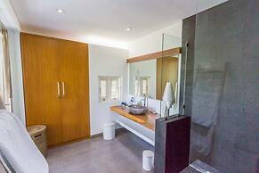 Colorful Private Villa 3 BR, Seminyak With Staff