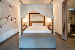 Colorful Private Villa 3 BR, Seminyak With Staff