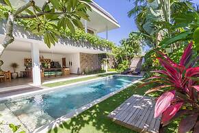 Colorful Private Villa 3 BR, Seminyak With Staff