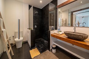 Colorful Private Villa 3 BR, Seminyak With Staff