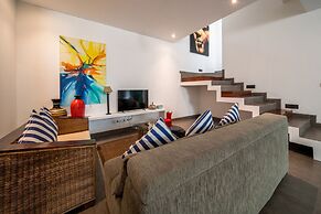 Colorful Private Villa 3 BR, Seminyak With Staff