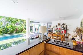 Colorful Private Villa 3 BR, Seminyak With Staff