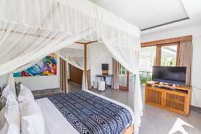 Colorful Private Villa 3 BR, Seminyak With Staff