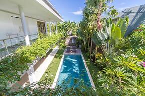 Colorful Private Villa 3 BR, Seminyak With Staff