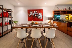 Colorful Private Villa 3 BR, Seminyak With Staff