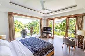 Colorful Private Villa 3 BR, Seminyak With Staff