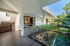 Colorful Private Villa 3 BR, Seminyak With Staff