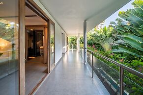 Colorful Private Villa 3 BR, Seminyak With Staff