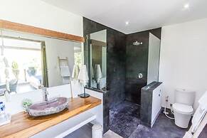 Colorful Private Villa 3 BR, Seminyak With Staff