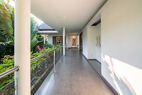 Colorful Private Villa 3 BR, Seminyak With Staff