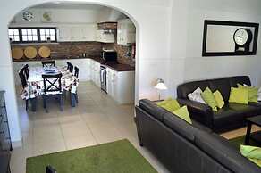 Sleeps22-garden-hottub-pool-barbecue-jacuzzi