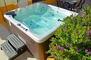 Sleeps22-garden-hottub-pool-barbecue-jacuzzi