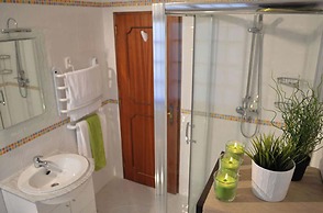 Sleeps22-garden-hottub-pool-barbecue-jacuzzi
