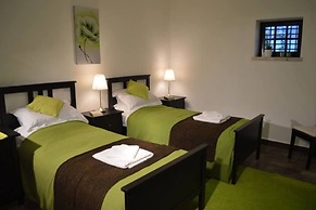 Sleeps22-garden-hottub-pool-barbecue-jacuzzi