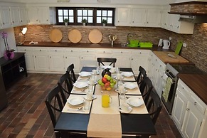 Sleeps22-garden-hottub-pool-barbecue-jacuzzi