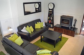 Sleeps22-garden-hottub-pool-barbecue-jacuzzi