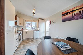 2 Bed Cabin - Sleeps 4 - Pets - 5 min to Beach